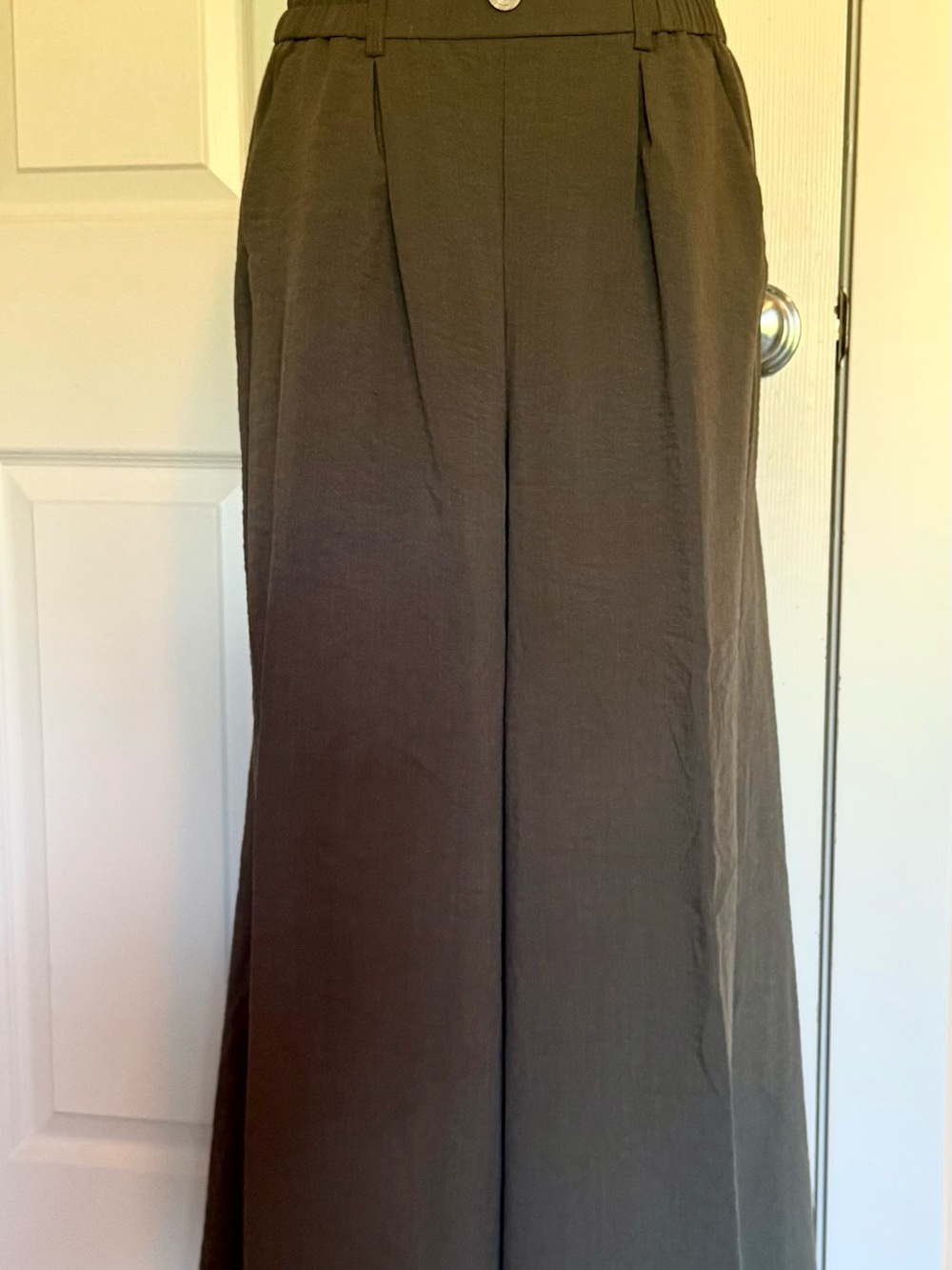 High-Waist Wide Leg Trousers in Olive Brown
